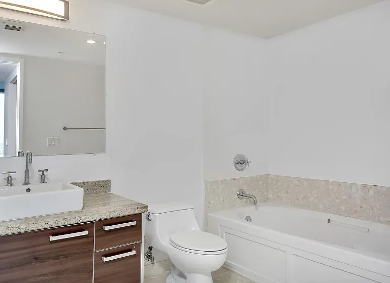185 SW 7th St #1500 — Photo 3