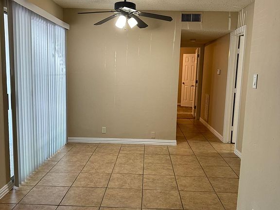 4th image of 550 E Bethany Dr #105