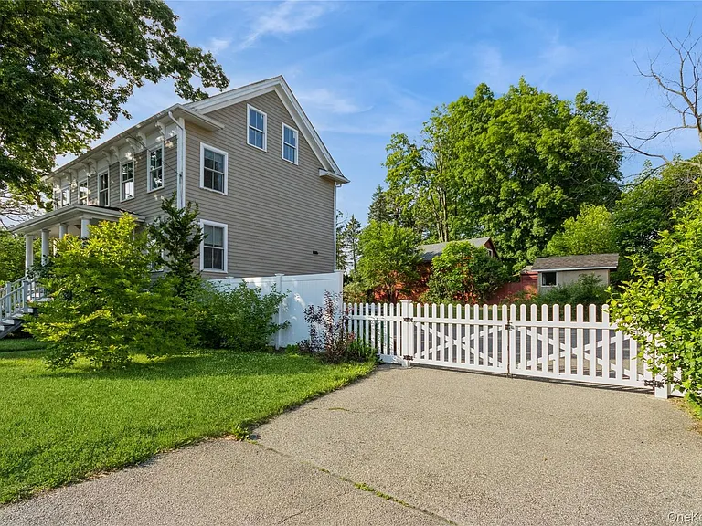 120 Verplanck Ave — Photo 37