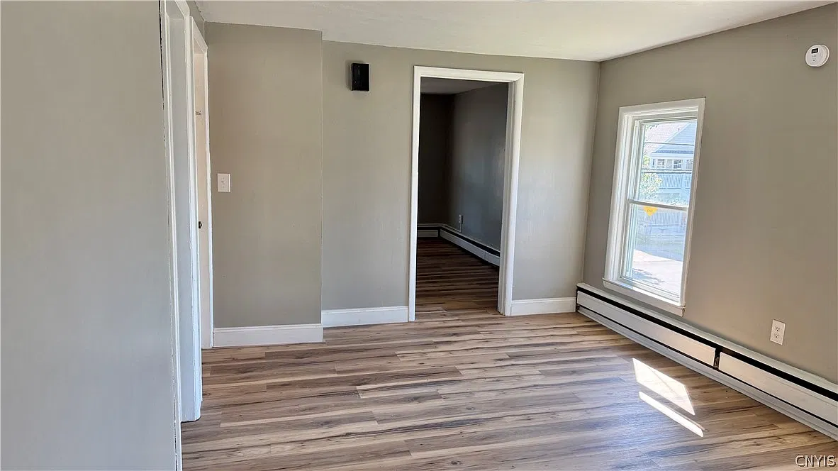 3 bed, 1.0 bath, 1042 sqft, $1,450 — Photo 3