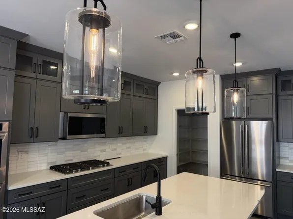 12090 N Shore Cliff Dr, Oro Valley, AZ 85737