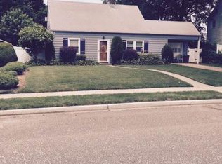 37 Periwinkle Rd, Levittown, NY 11756