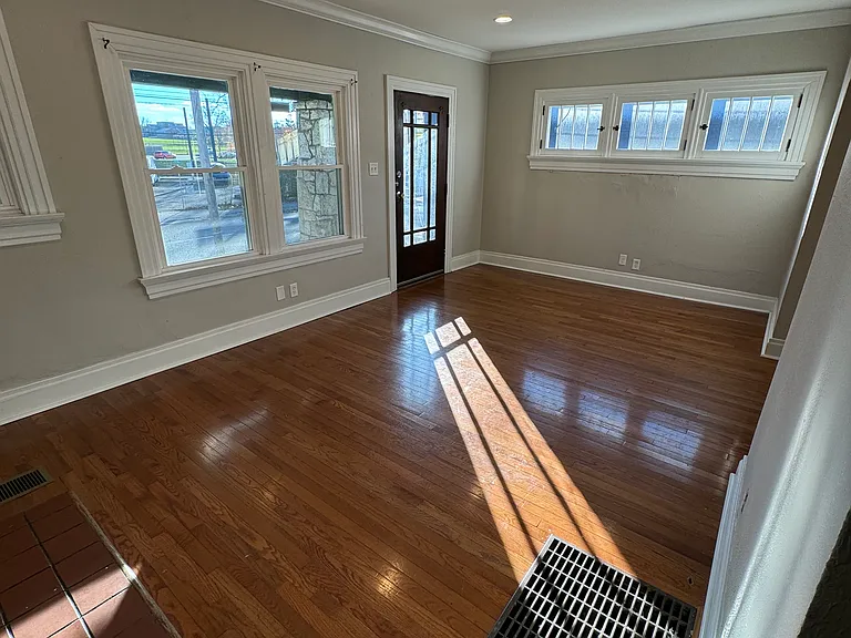 3015 Wayne Ave — Photo 3