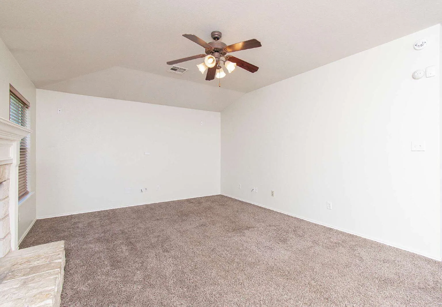 4 bed, 2.0 bath, 2326 sqft, $1,775 — Photo 3