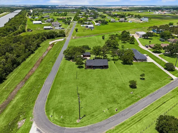 15415 Skyhawk Ln, Beach City, TX 77523