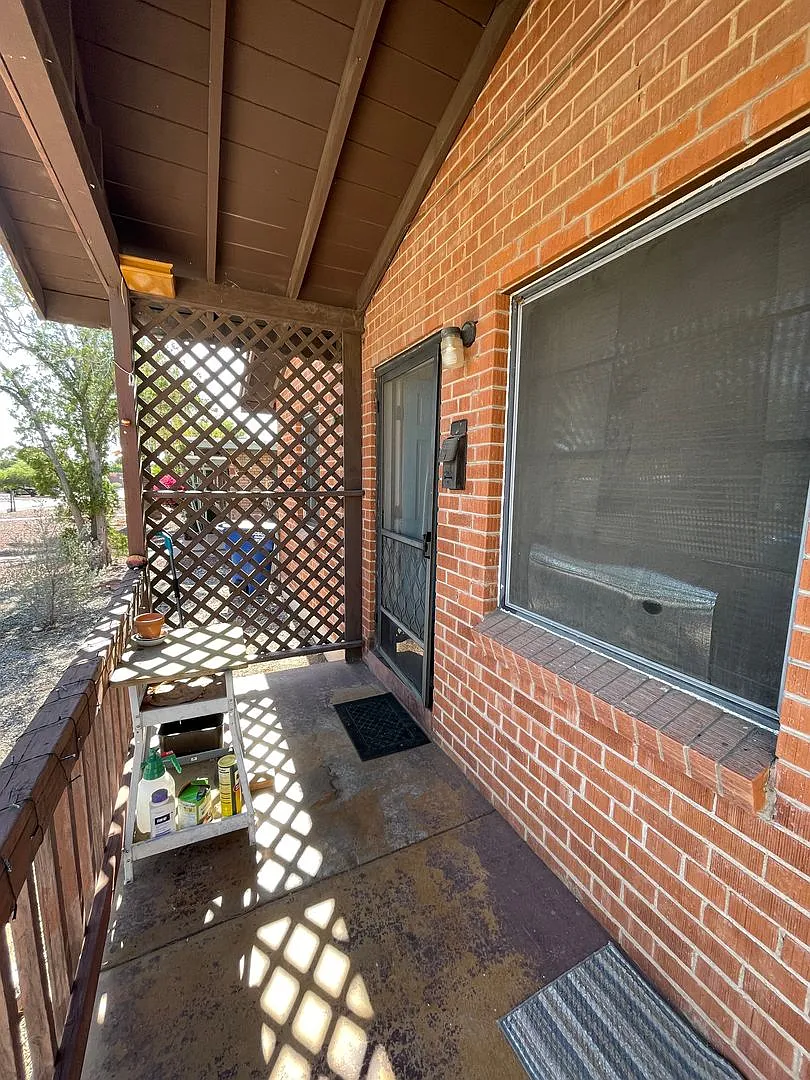 Perfect for UofA Students! **Move In Special 1/2 Off First Months Rent — Photo 3