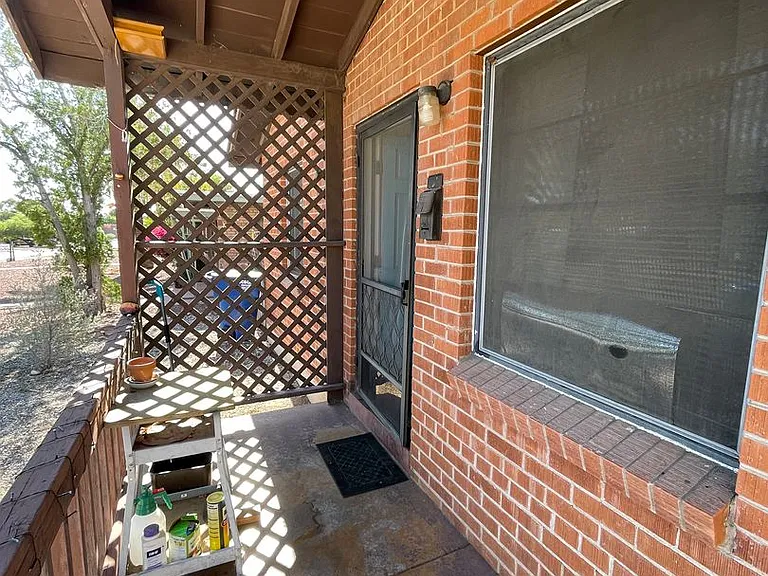 Quaint 2 Bedroom and 1 Bath Duplex! Perfect for UofA Students! — Photo 3