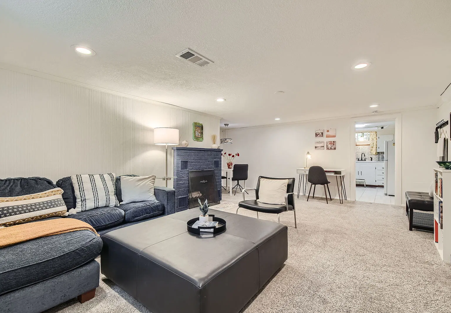 2 bed, 1000 sqft, $1,600 — Photo 2
