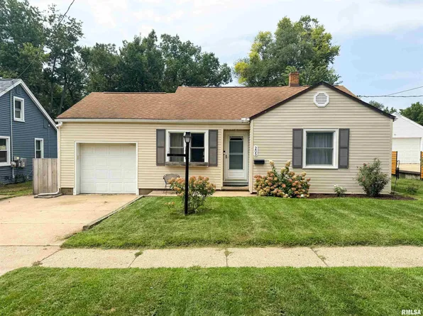 205 Court Dr, Washington, IL 61571