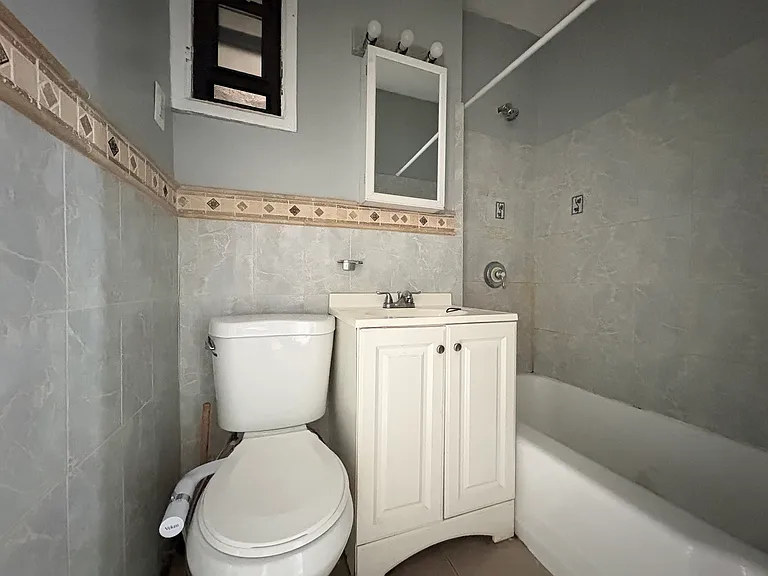 8 Saint Pauls Ave #4L — Photo 5