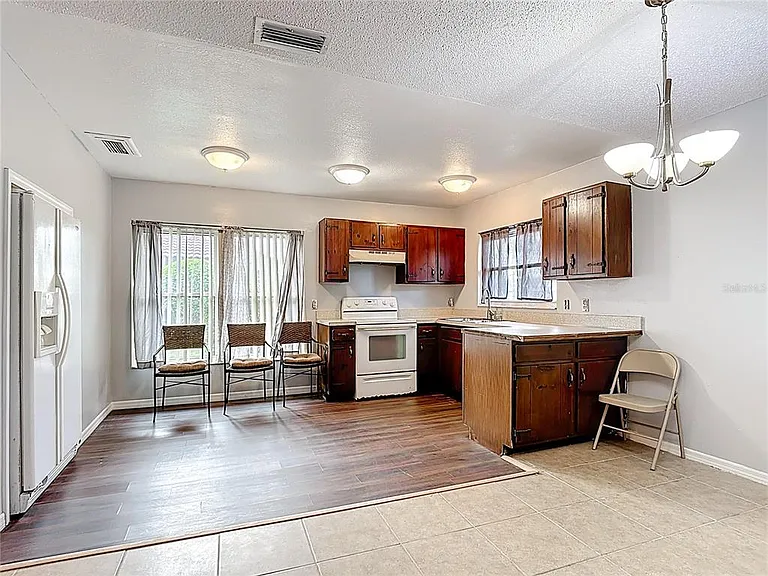 571 Hunter Cir — Photo 10