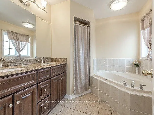 114 River Rock Cres — Photo 7