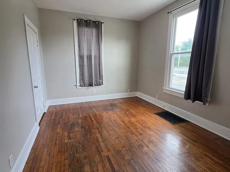 900 E Walnut St — Photo 7