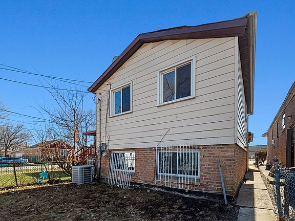 4th image of 2102 W 73rd St