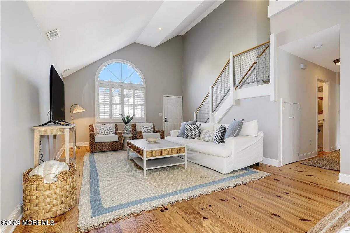 4 bed, 3.5 bath, 2207 sqft, $6,500 — Photo 3