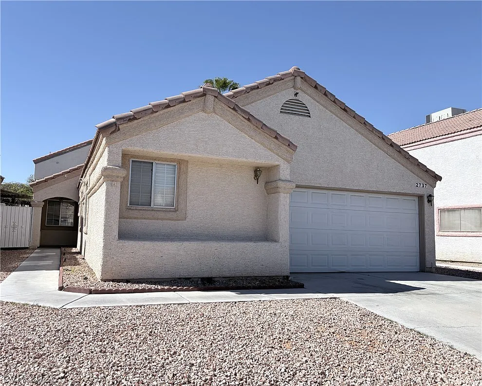 3 bed, 2.0 bath, 1338 sqft, $1,900 — Photo 2