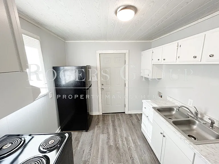 1108 Johnson St — Photo 2