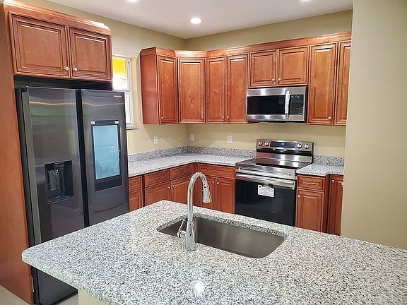 3rd image of 422 NW Airoso Blvd