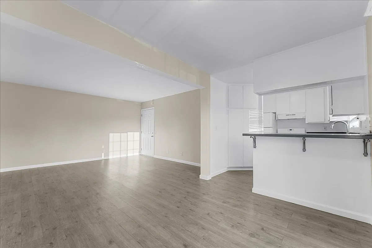 Building Photo - 350 Tile Ave #201