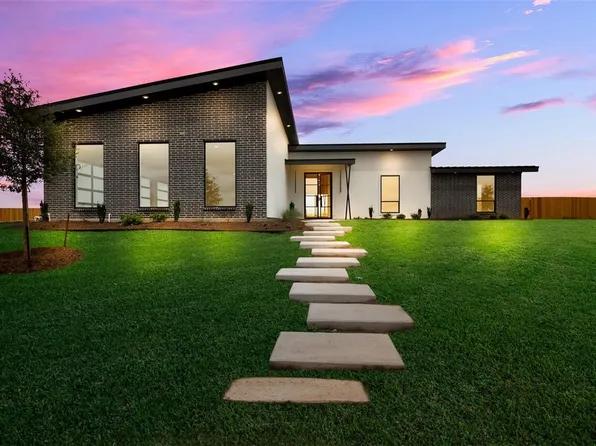110 Sunflower St, Lorena, TX 76655