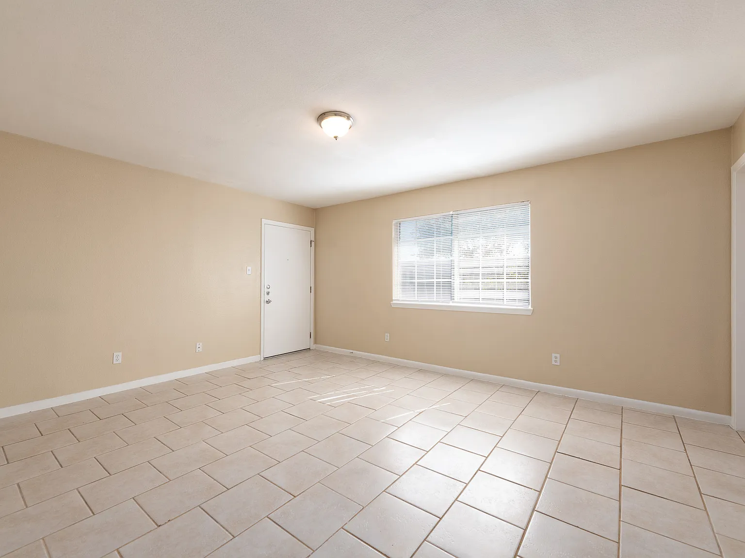 Twin Crest 7300 - 201 — Photo 3