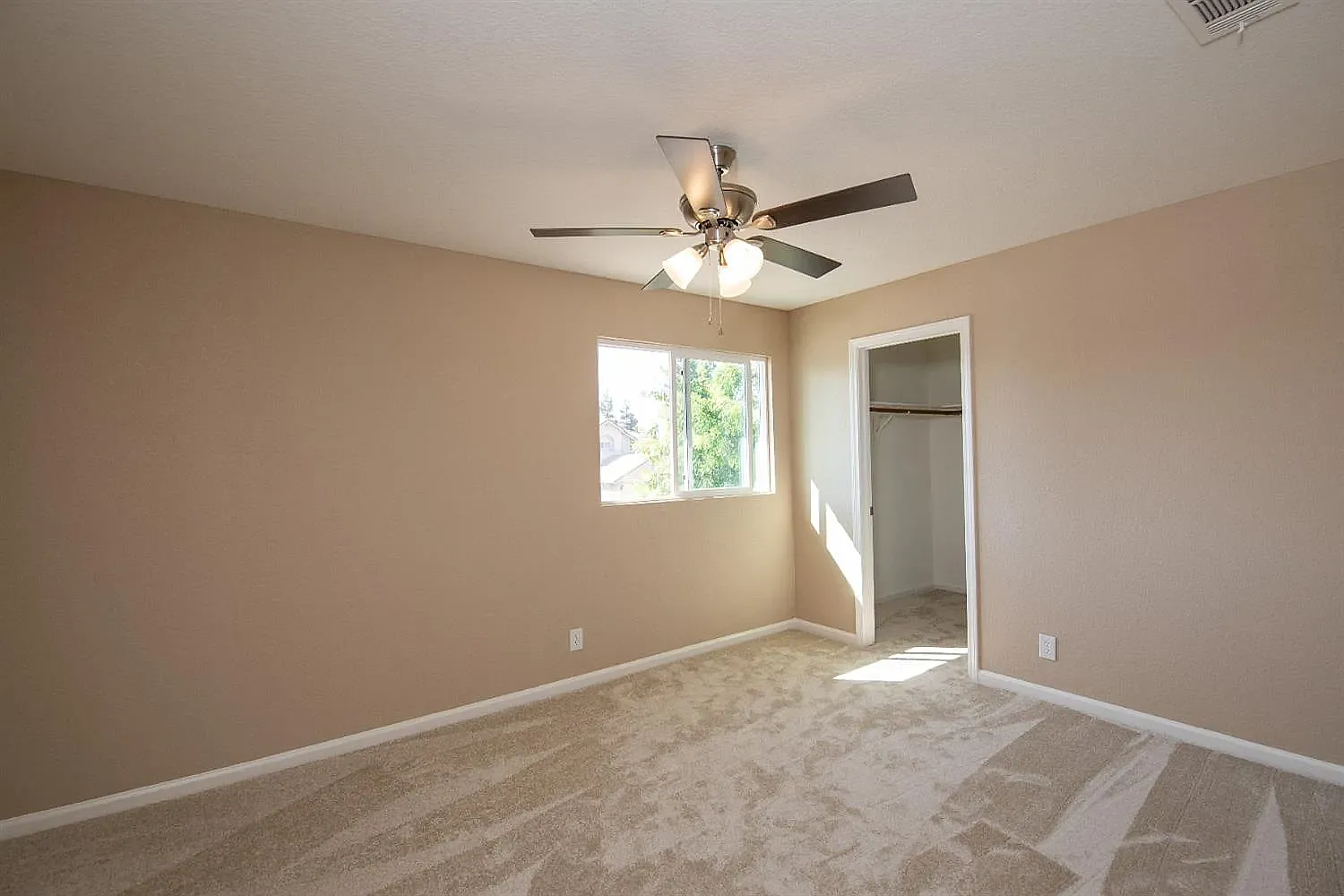 4 bed, 1876 sqft, $3,100 — Photo 4