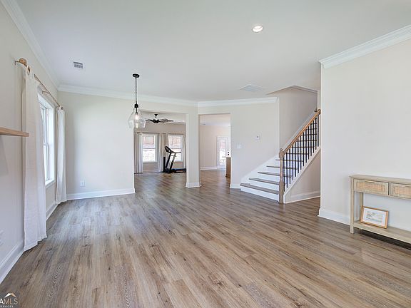 4th image of 385 Parkmont Way