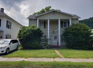140 Pleasant St, Hinton, WV 25951