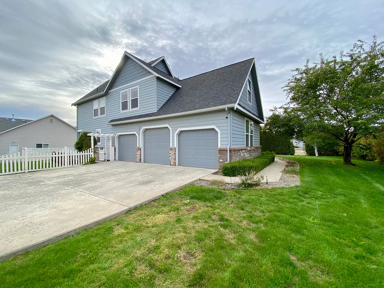 4 bed, 3374 sqft, $3,200 — Photo 3