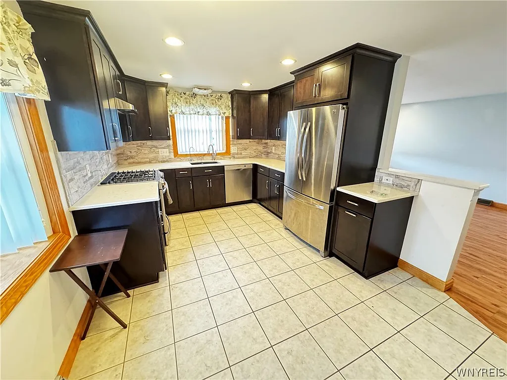 3 bed, 2.0 bath, 1155 sqft, $2,500 — Photo 4