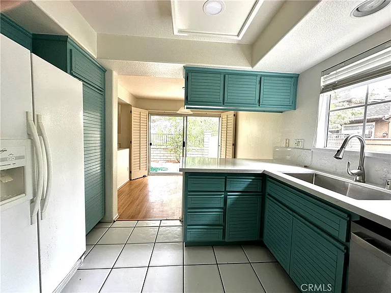 541 S Glenhurst Dr — Photo 5