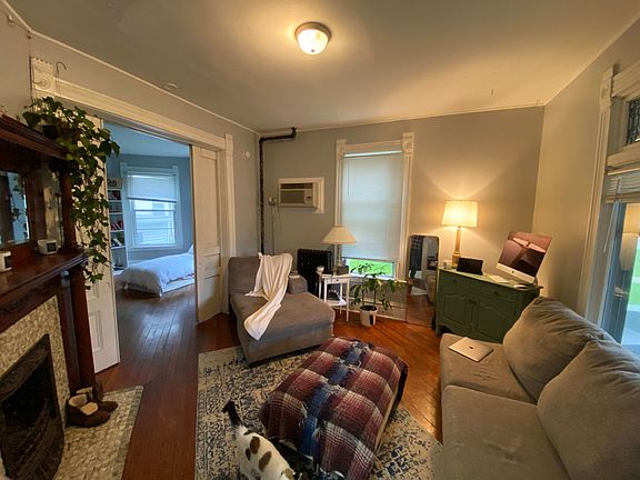 2nd image of 906 E Burlington St APT 1