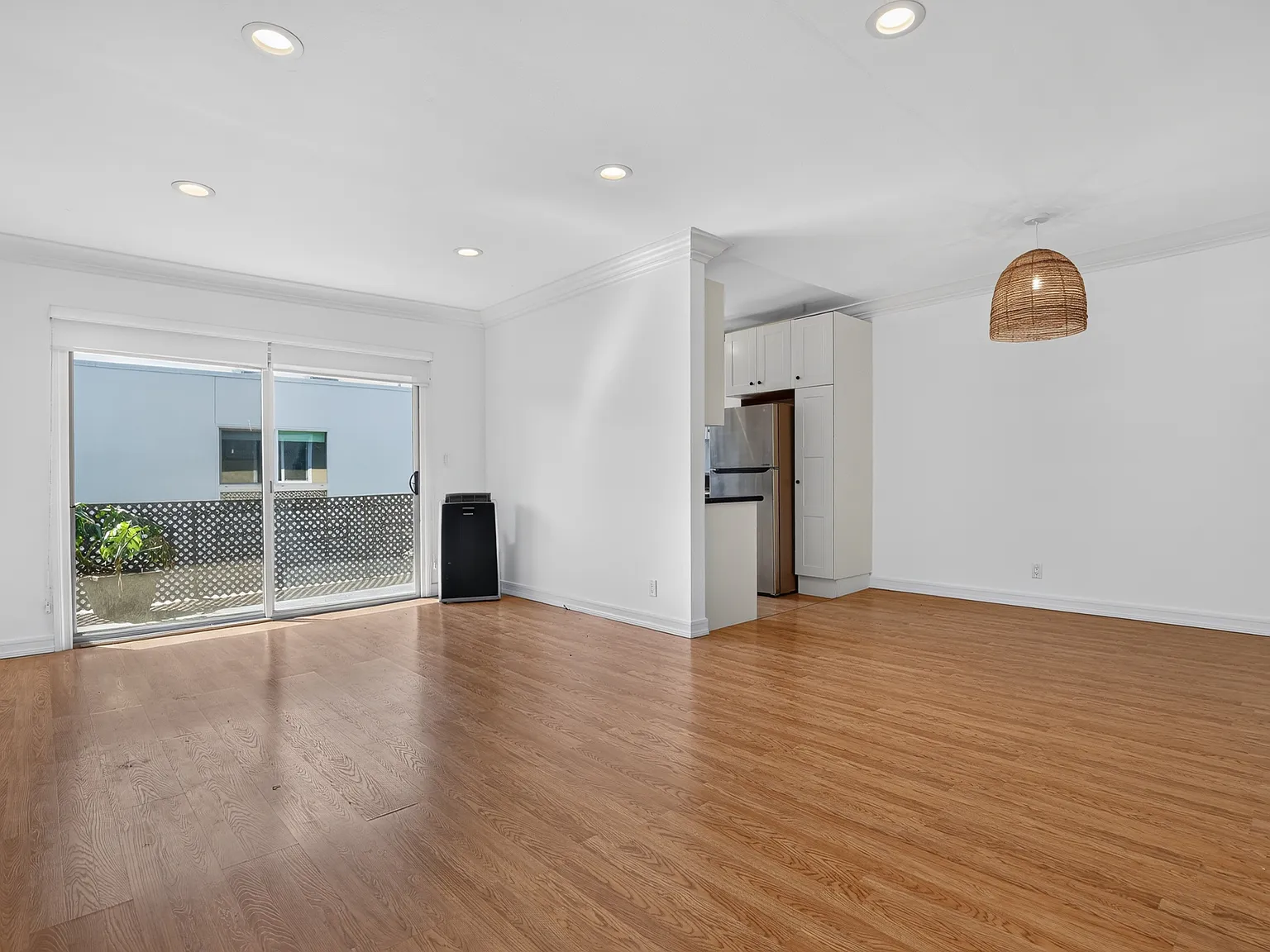 2 bed, 950 sqft, $3,995 — Photo 2