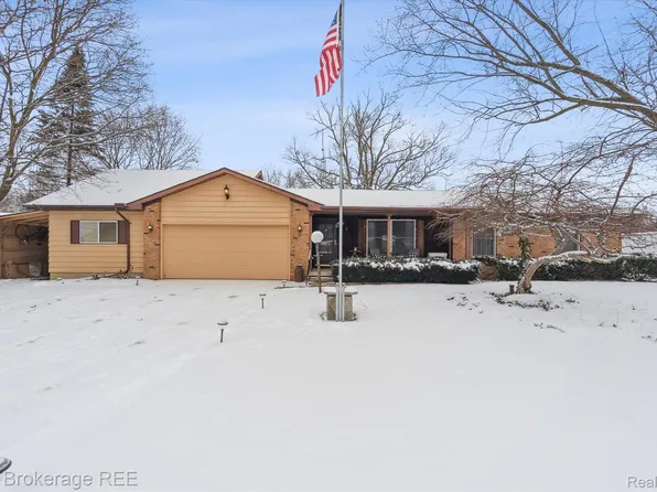 9212 Timberline Ct, Grand Blanc, MI 48439