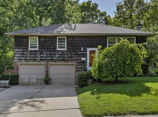 4904 Crescent Dr, Kansas City, MO 64133