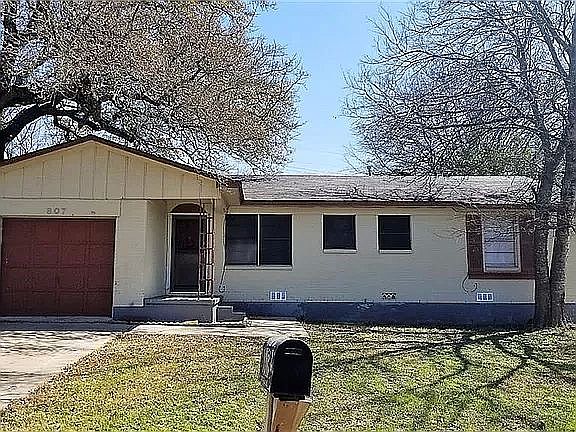 1st image of 807 Shady Ln