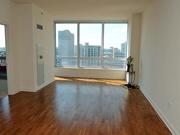 4th image of 1901 S Calumet Ave #74