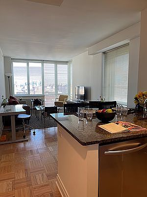 4th image of 1510 Lexington Ave APT 16Q