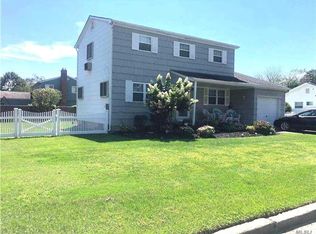 18 Vega Dr, Ronkonkoma, NY 11779