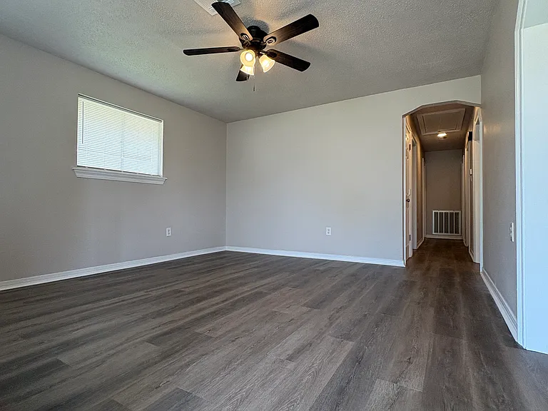 204 James Ct — Photo 3