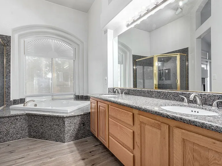 2412 Shady Vista Dr — Photo 17