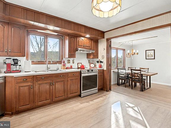 3rd image of 36 Crescent Dr