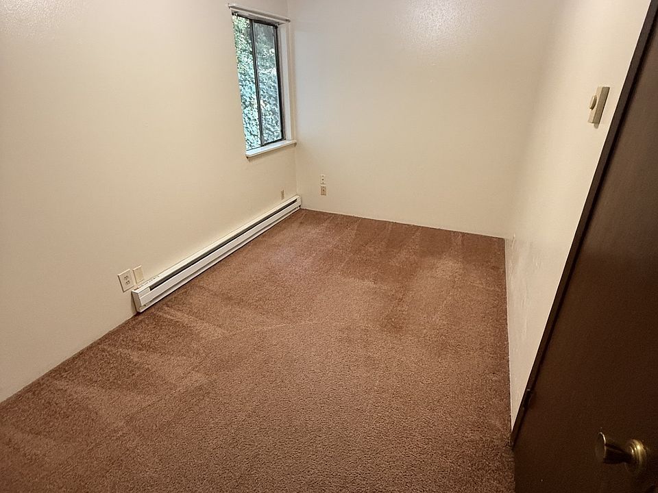 2nd image of 1024 Prospect Ave NE #12