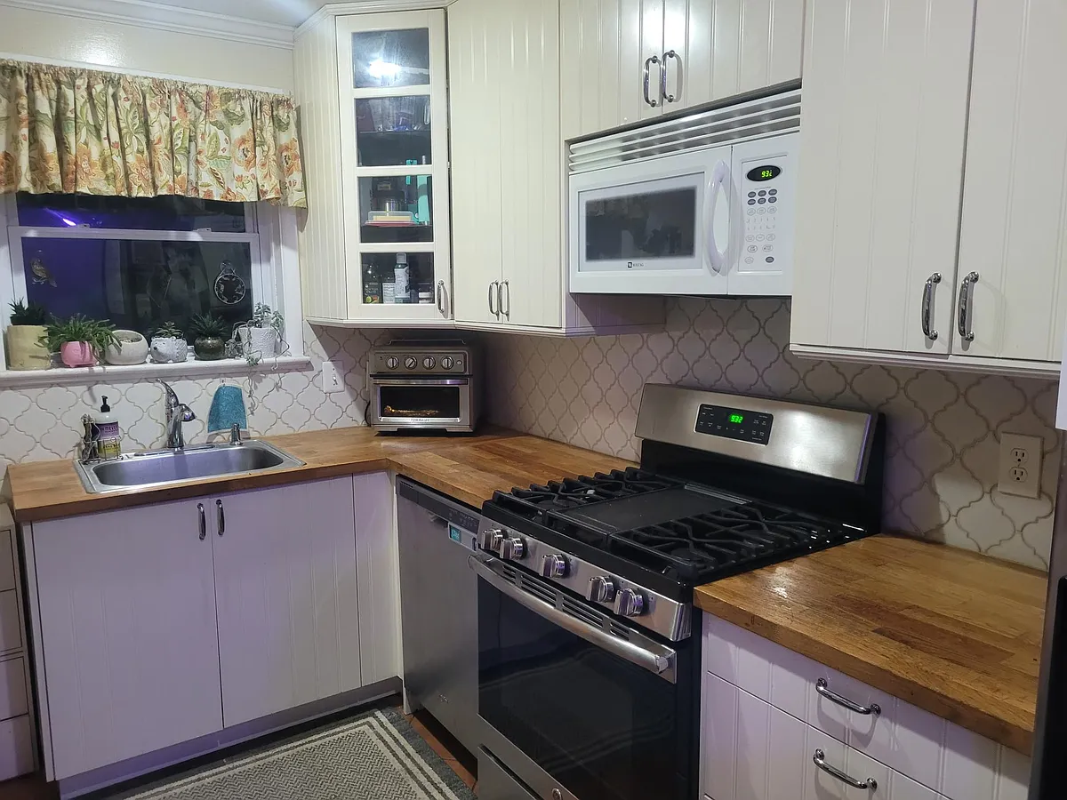 Kitchen - 1004 Lynn St SW