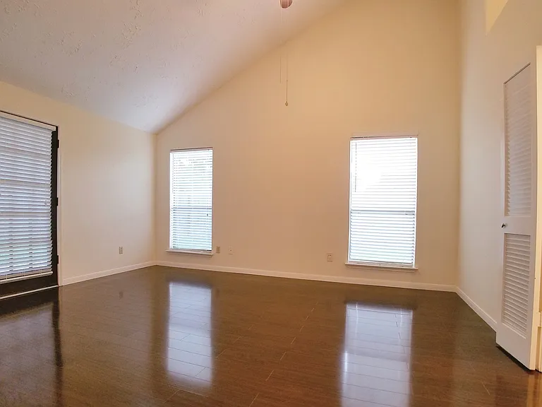 2111 Echo Rdg — Photo 21