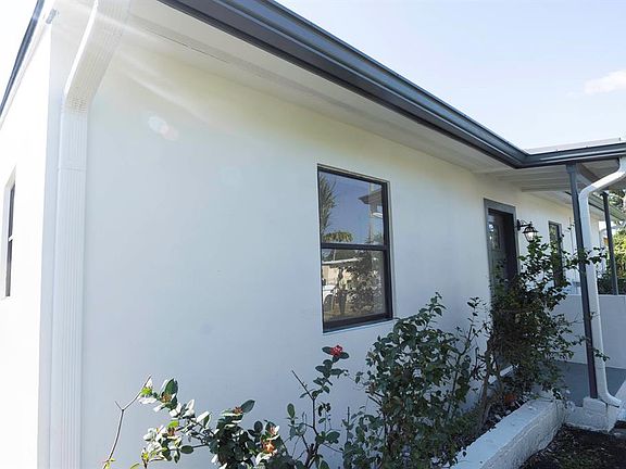 2nd image of 924 NW 11th Pl #924