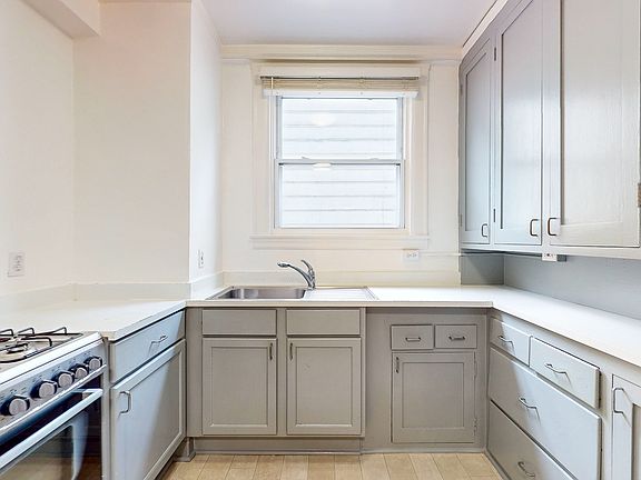 2nd image of 1935 Franklin St APT 305