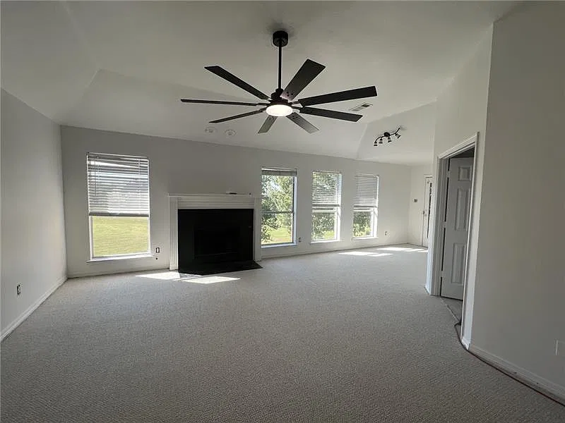 4 bed, $4,850 — Photo 1