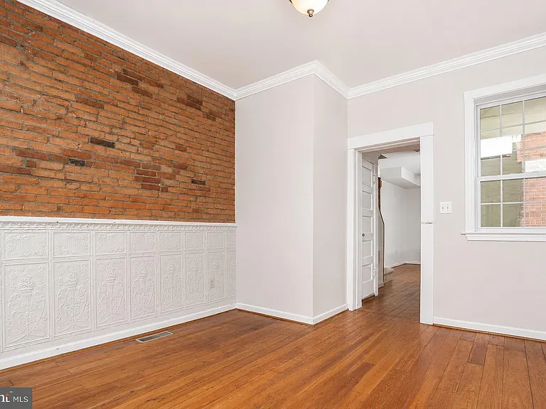 115 E West St — Photo 4