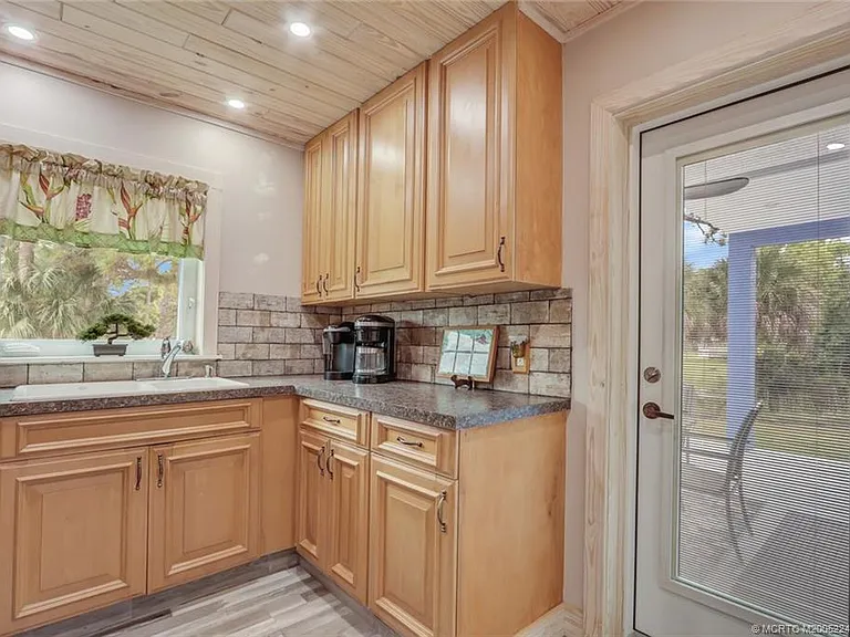 64 NE Acacia Trl — Photo 9
